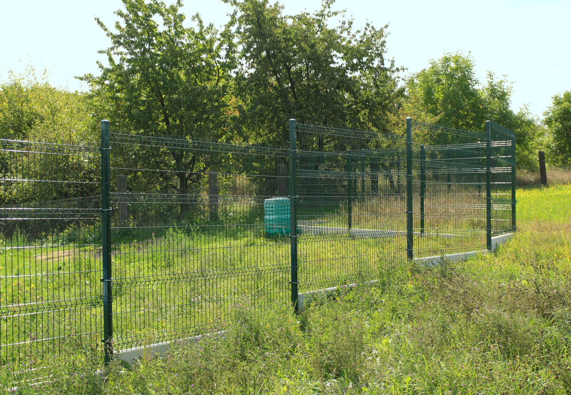3D plotové panely zelené barvy a podhrabové desky